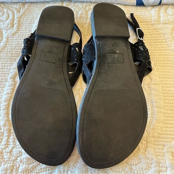 Cute black beaded flat sandals, gently used but good condition! Size 9 - Picture 5 of 5